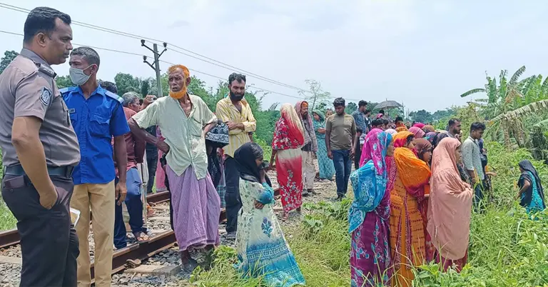 ঘটনাস্থলে পুলিশ ও স্থানীয়রা